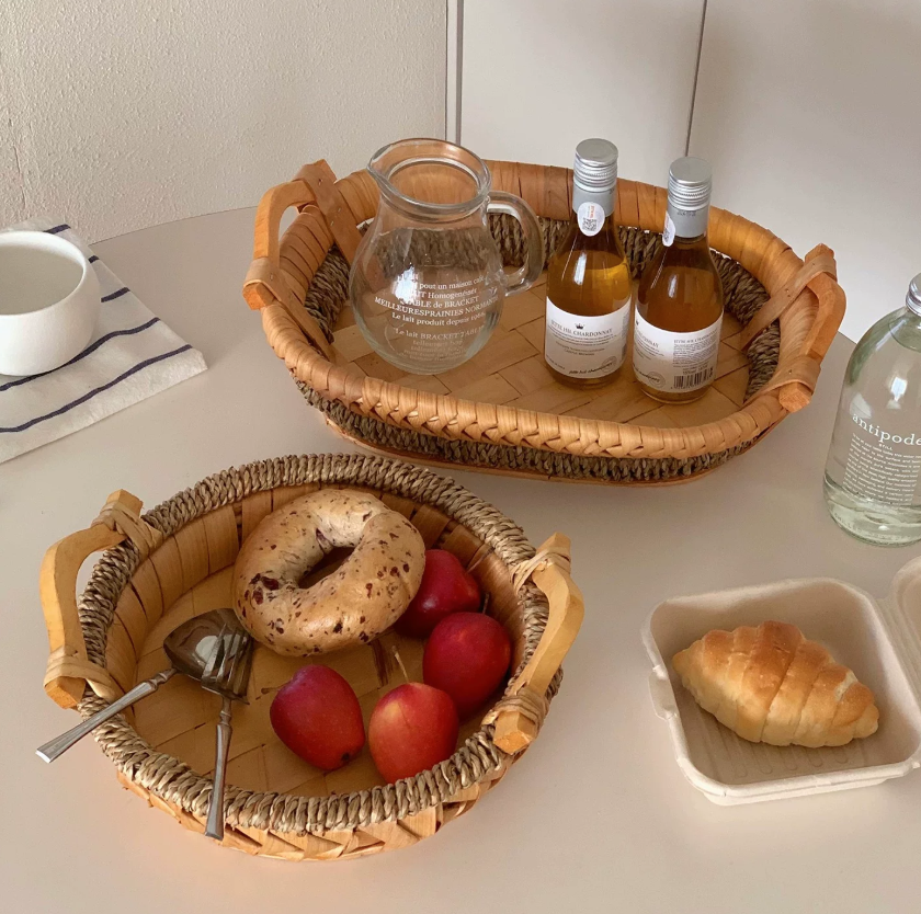 A Versatile Woven Basket for Everyday Dining and Natural Home Styling