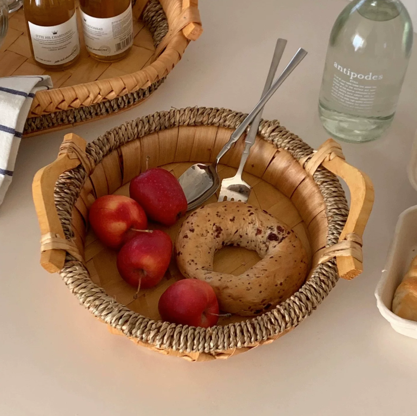 A Versatile Woven Basket for Everyday Dining and Natural Home Styling