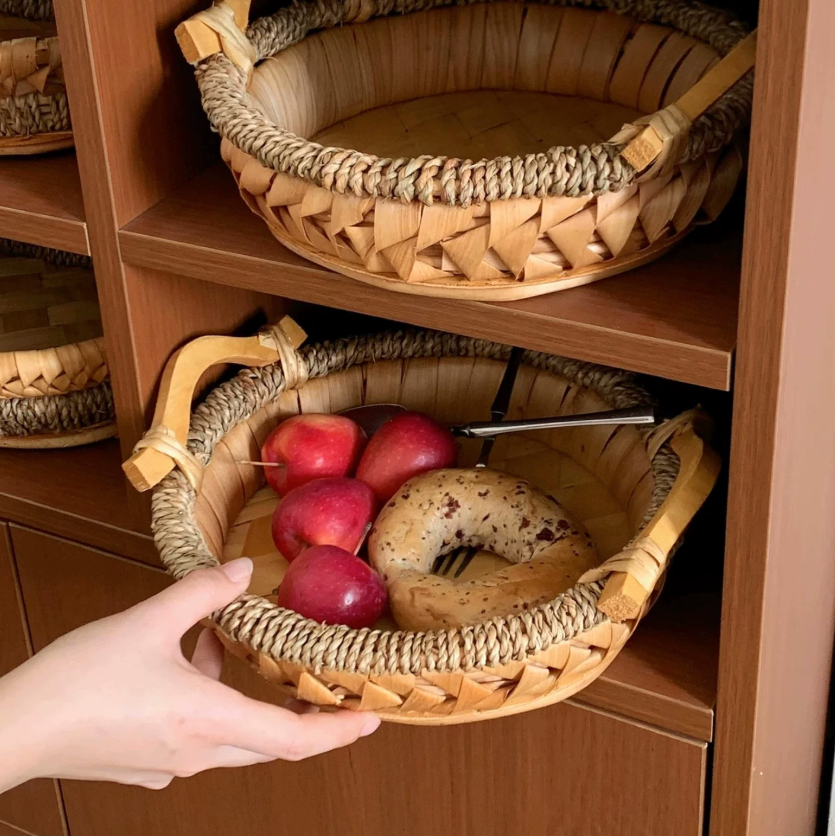 A Versatile Woven Basket for Everyday Dining and Natural Home Styling