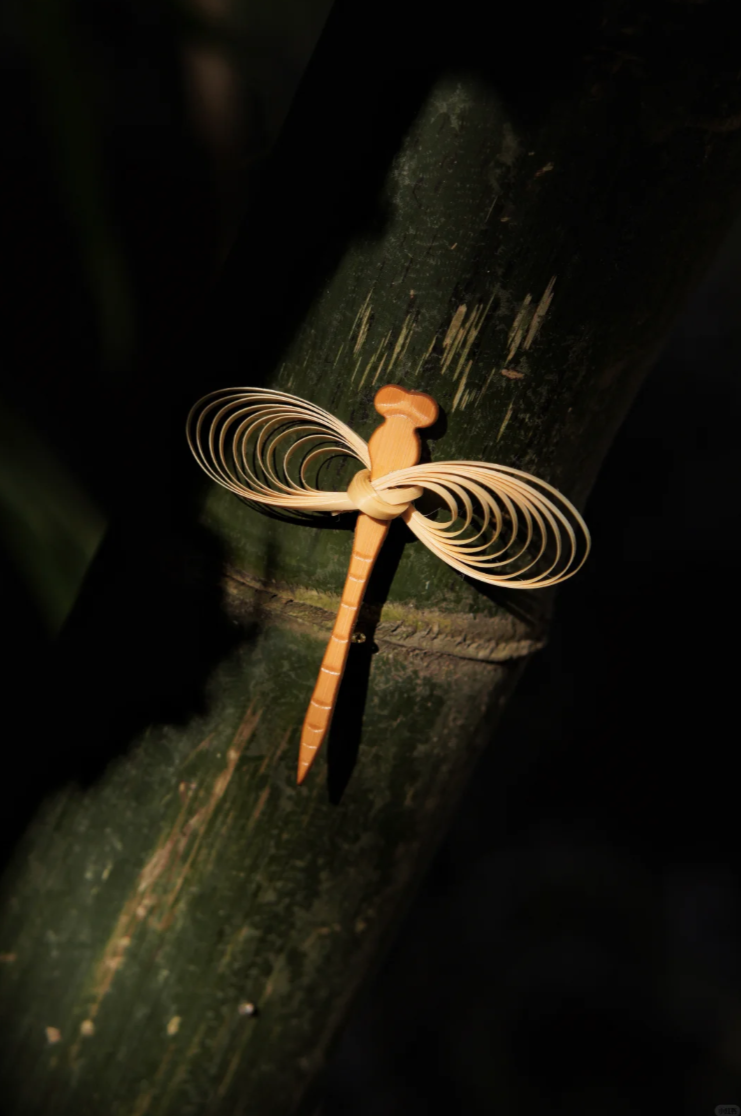 Natural Bamboo Dragonfly Brooch | Artisan Handwoven Statement Pin with Oriental Craftsmanship